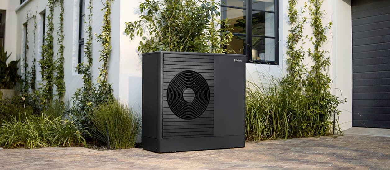 aroTHERM plus, розміщений перед будинком