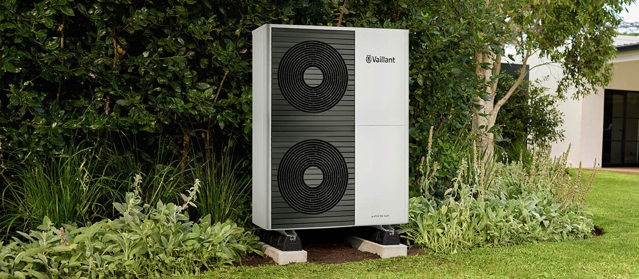 Повітряний тепловий насос aroTHERM Split у саду