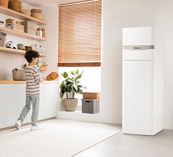 Хлопчик грається у пральні з Vaillant flexoCOMPACT exclusive