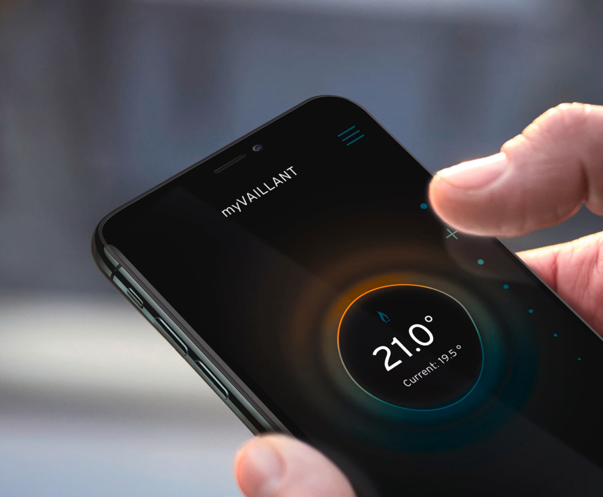 Рука, що тримає смартфон із запущеним додатком myVaillant