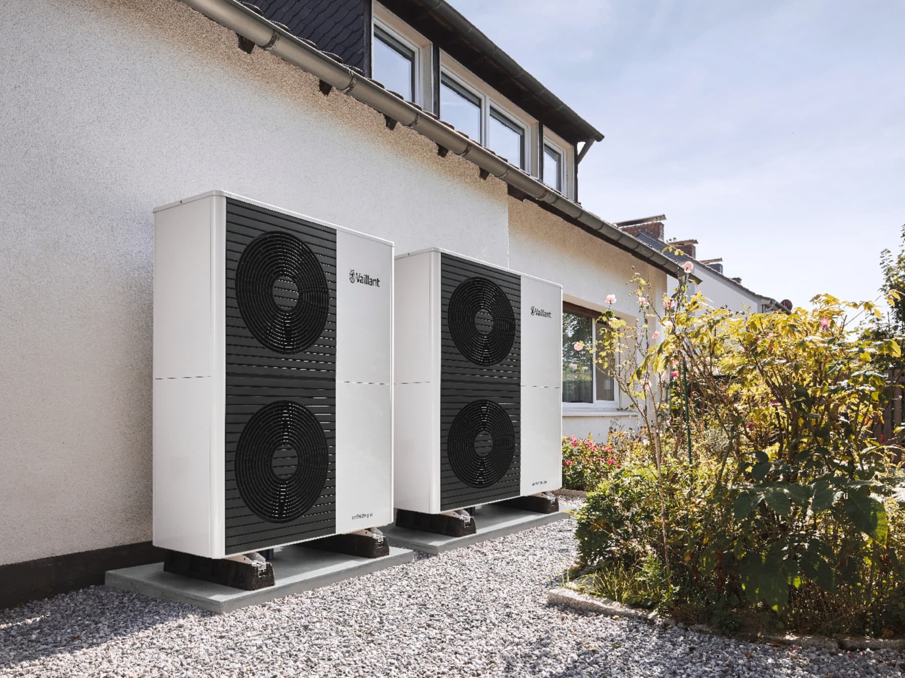 Теплові насоси Vaillant перед сучасним будинком