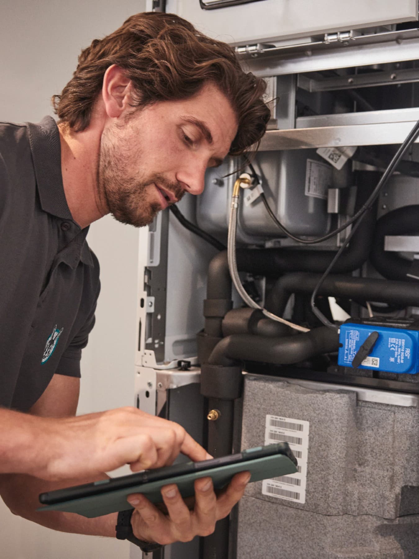 Інженер компанії Vaillant обслуговує котел ecoTEC plus