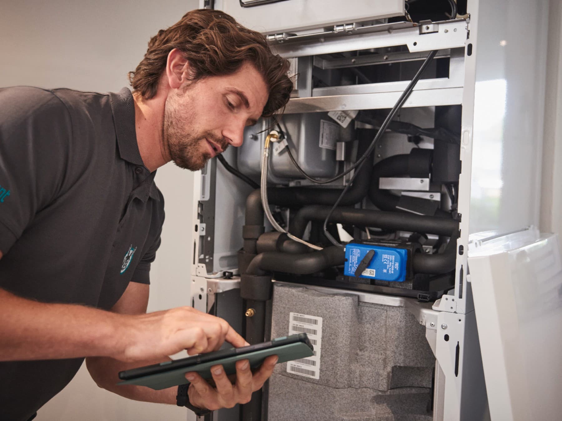 Інженер компанії Vaillant обслуговує котел ecoTEC plus
