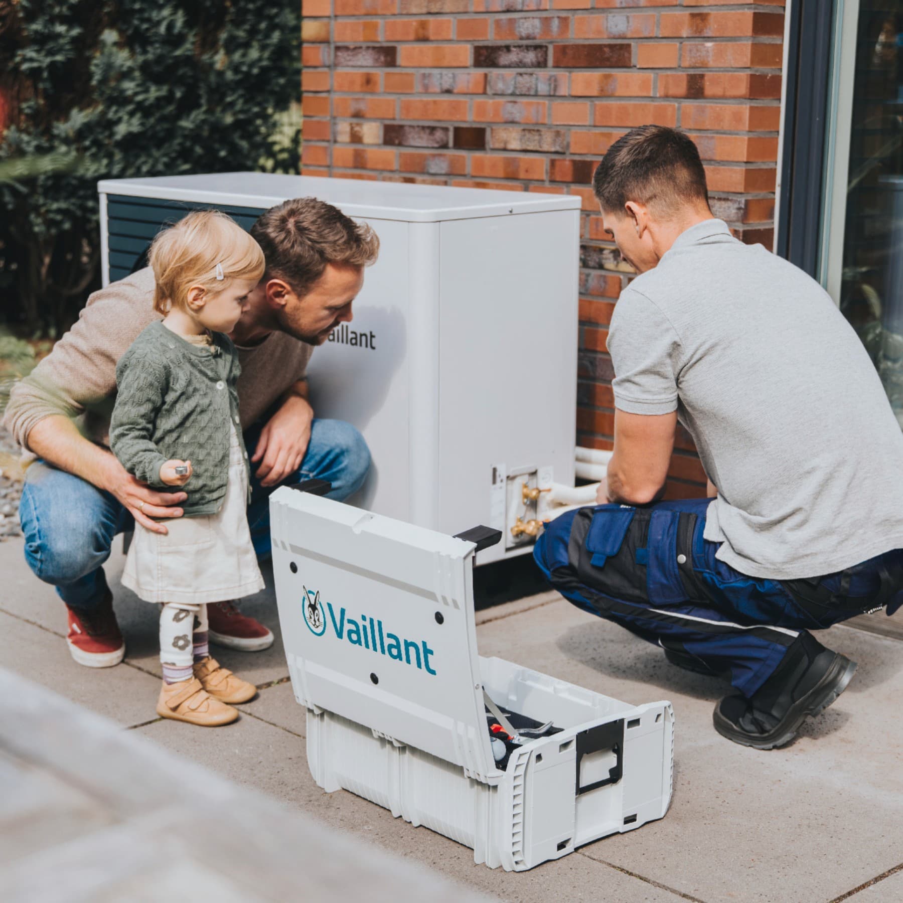 Інсталятор, який ремонтує тепловий насос