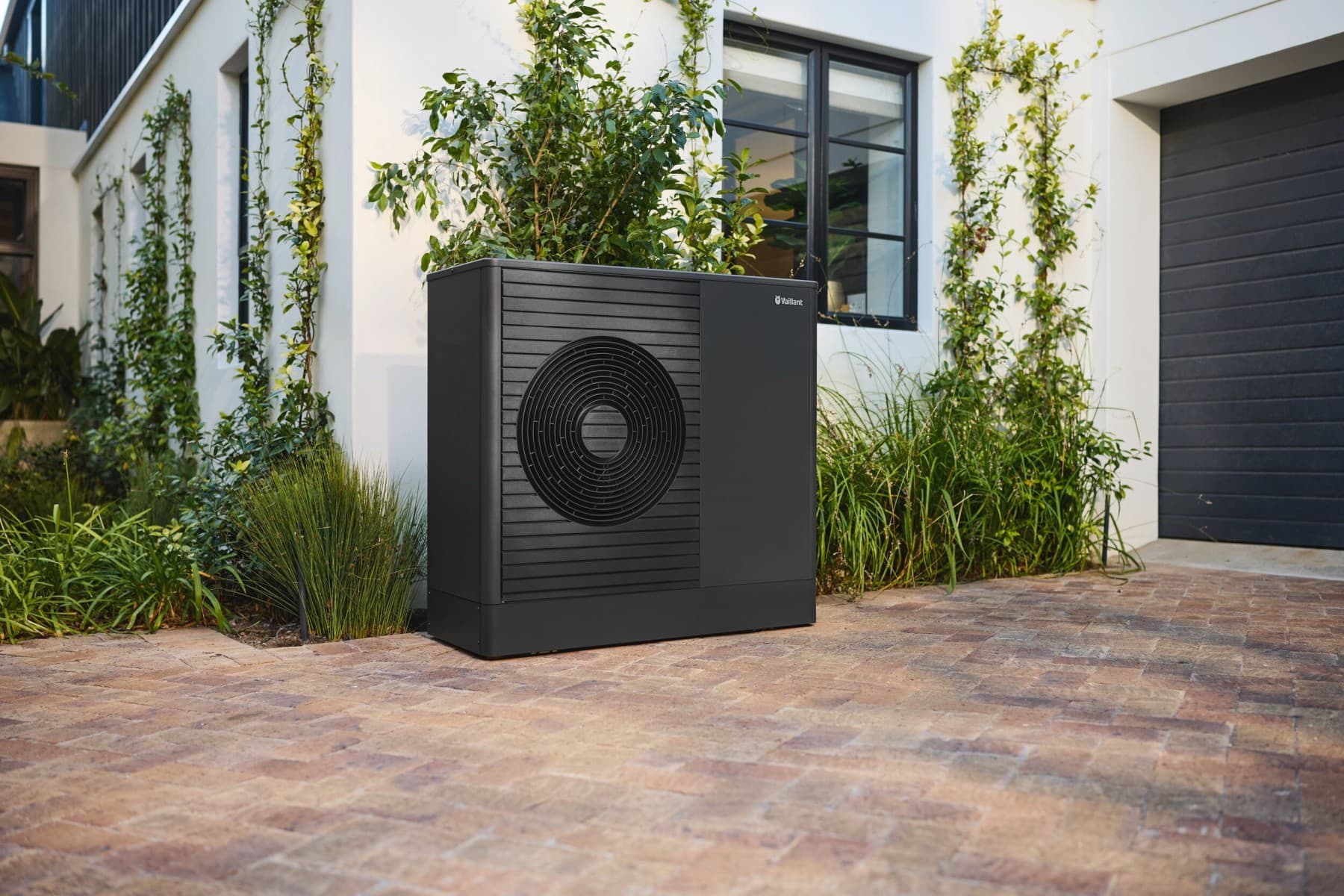 aroTHERM plus біля вікна