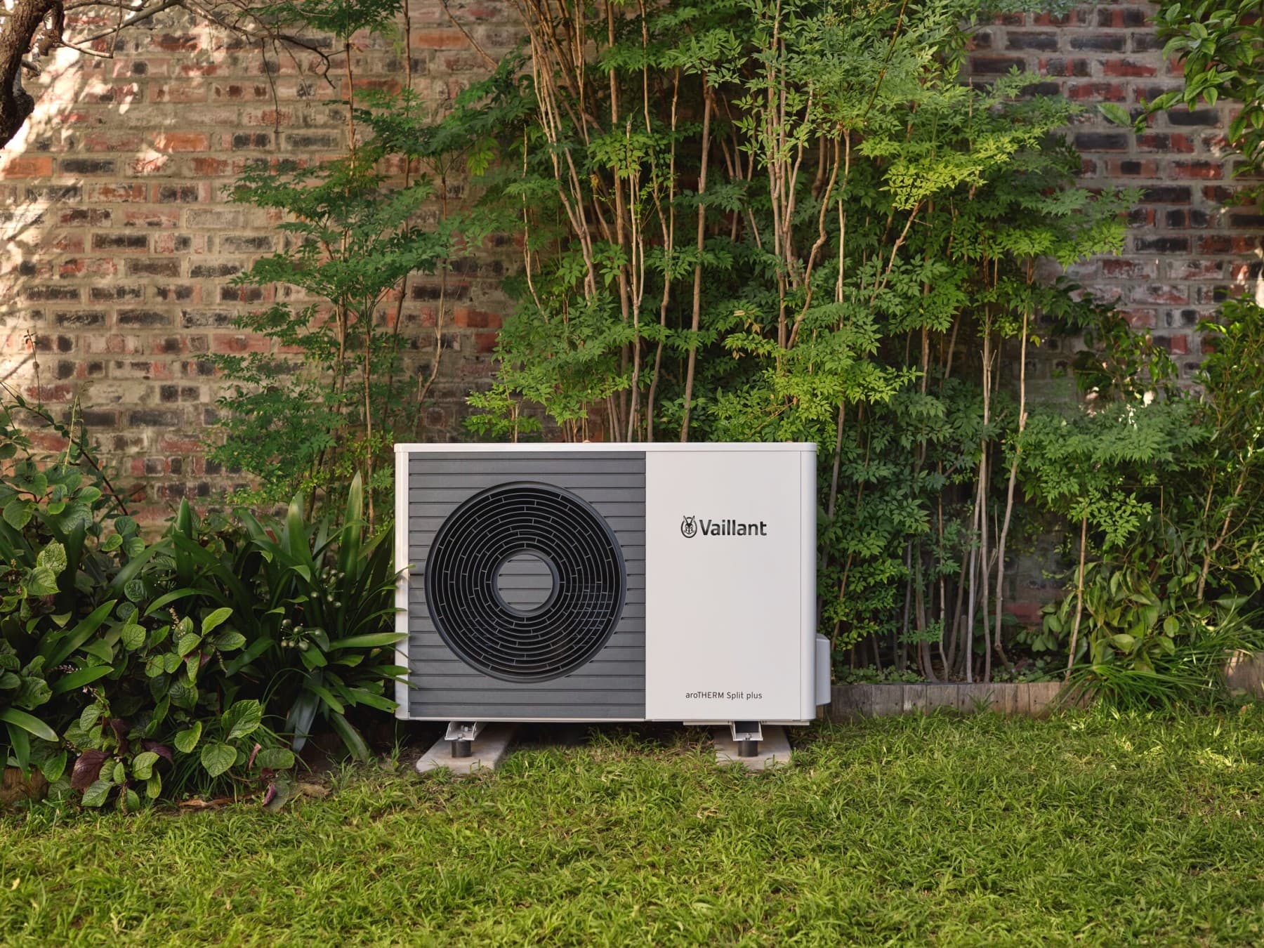 aroTHERM Split plus перед будинком