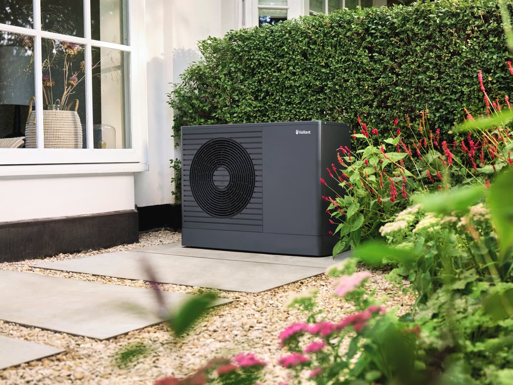 Тепловий насос «повітря-вода» aroTHERM pro у передньому саду будинку