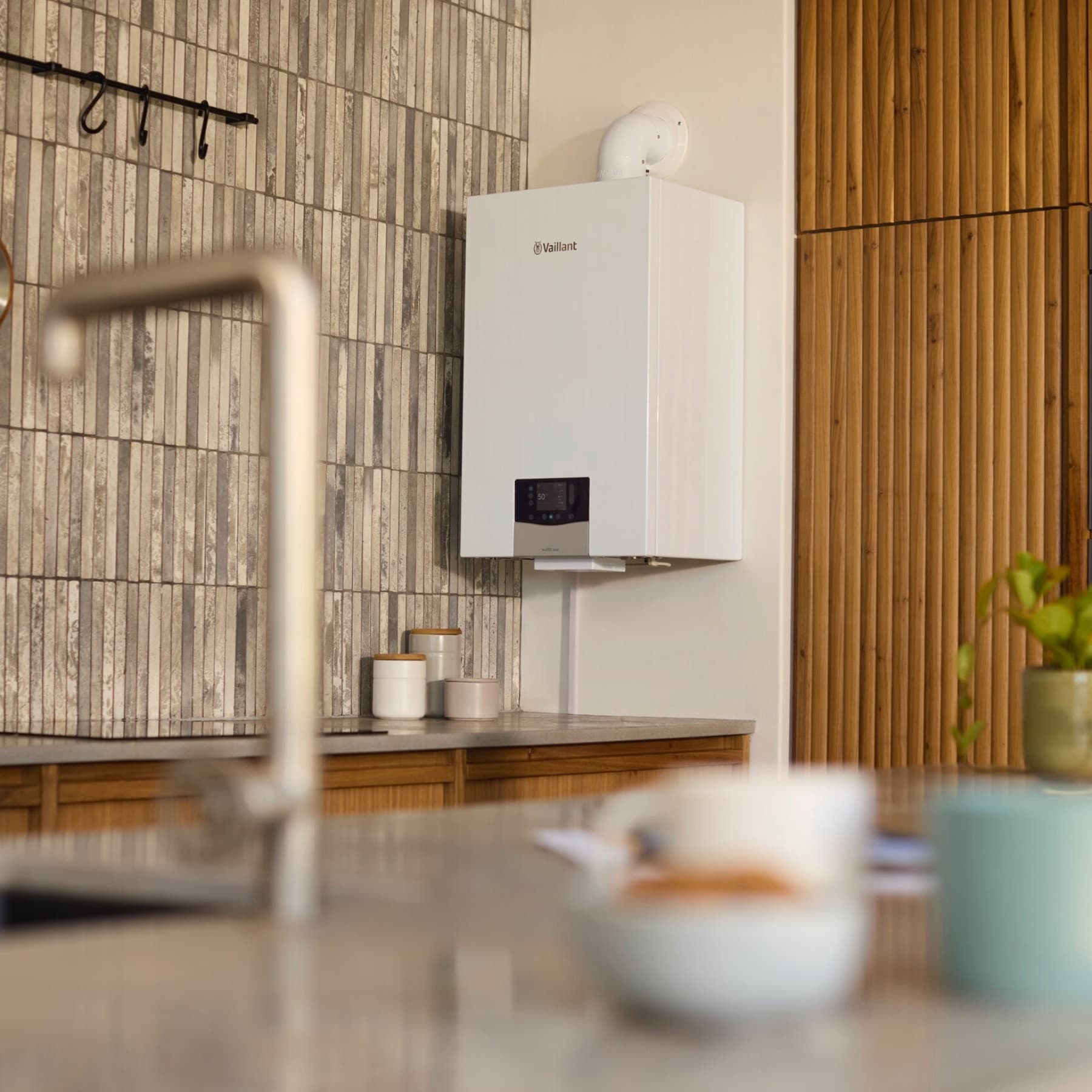 Настінний газовий котел Vaillant на кухні