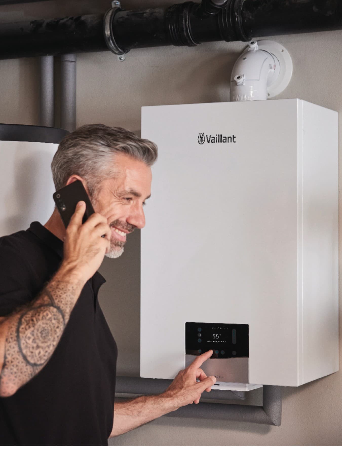 Інсталятор Vaillant працює над котлом для технічного обслуговування.