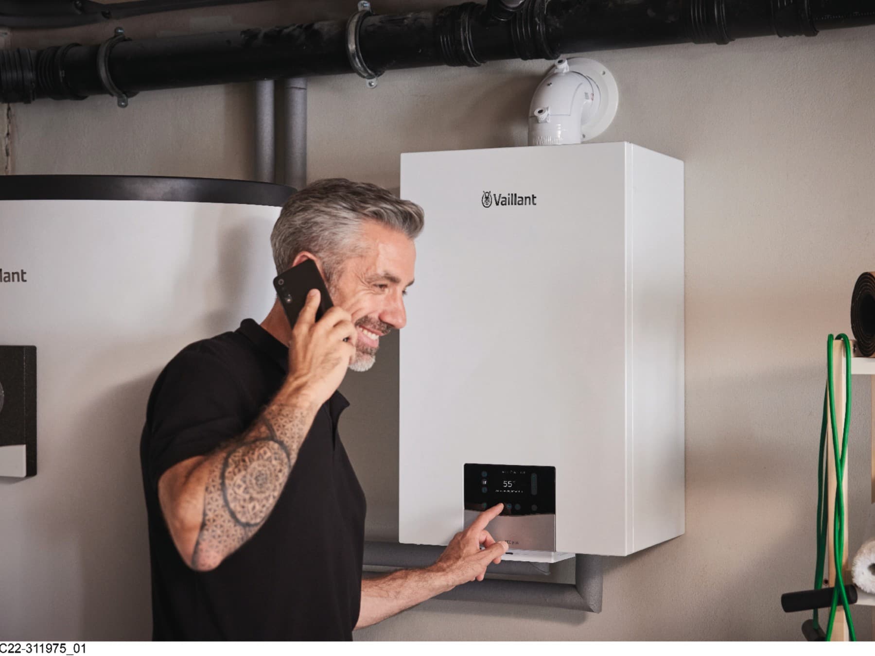 Інсталятор Vaillant працює над котлом для технічного обслуговування.